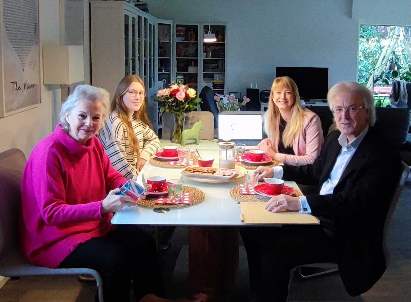 Jurytreffen - Die Jury blickt in die Kamera